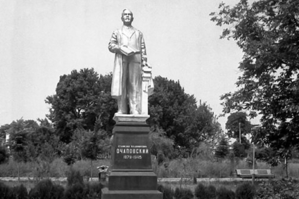 Скульптурный памятник был установлен перед надгробием могилы профессора С.В. Очаповского. Открытие памятного сооружения состоялось в 1947 году. Автор памятника – скульптор А.П. Сало