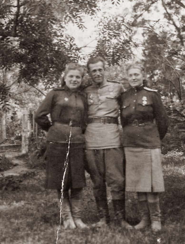 Болгария. 1944 г. К-н Шуманский, ст. медсестра Клава Колесниченко, Анна Бородько