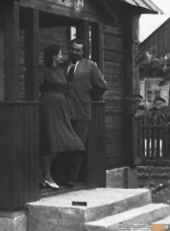 Супруги Кульчицкие на пороге дома в Слуцке
