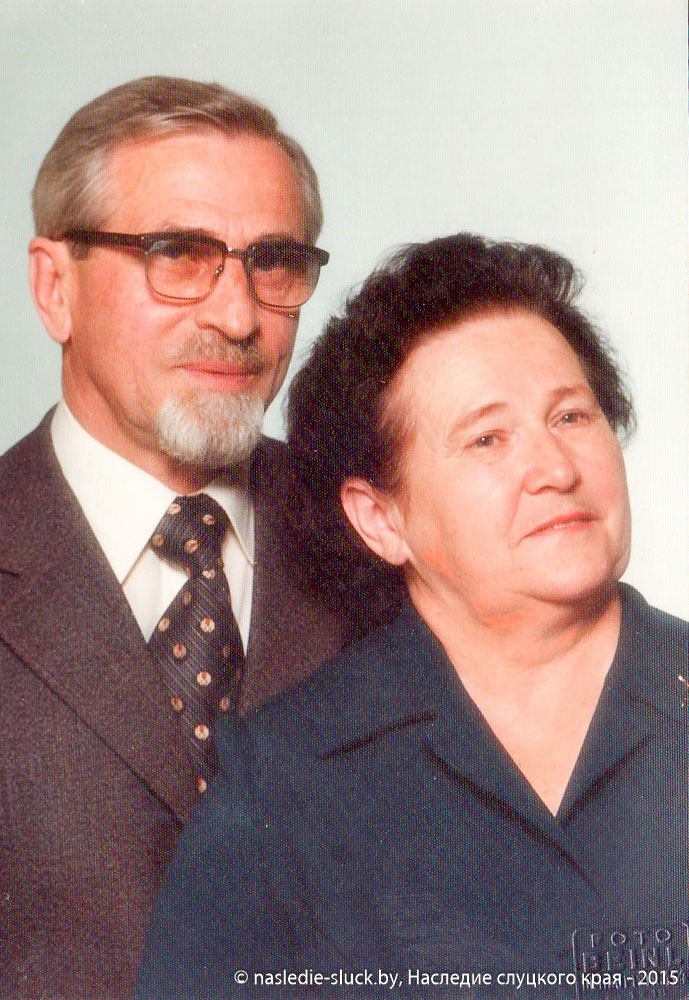 Надпись на обороте: Дорогим нашим м. Марго и о. Лёнечке на добрую память от любящих А. и В. Бекаревичей. 06.09.1977