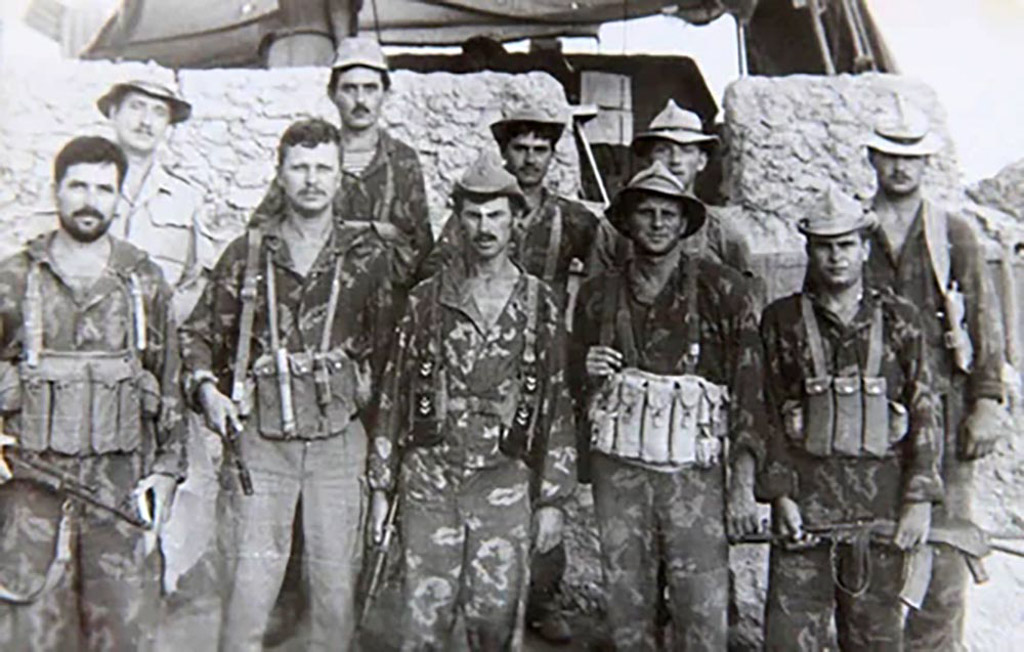 Командир Иван Гордейчик (в центре первой шеренги) с офицерами 1-го парашютно-десантного батальона