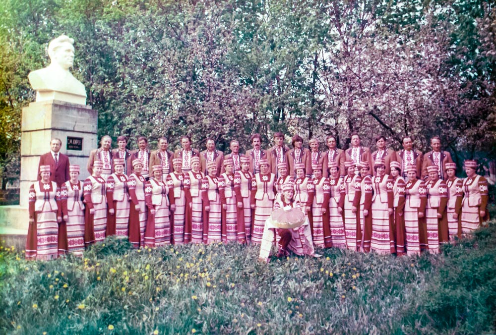 Козловичский народный хор возле бюста С.М.Кирова, именем которого назван колхоз