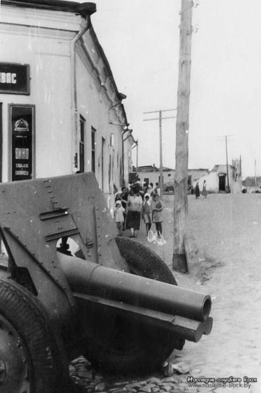 Артиллерийское орудие, из которого два отважных бойца подбили три немецких бронетранспортёра. Конец июня 1941 года