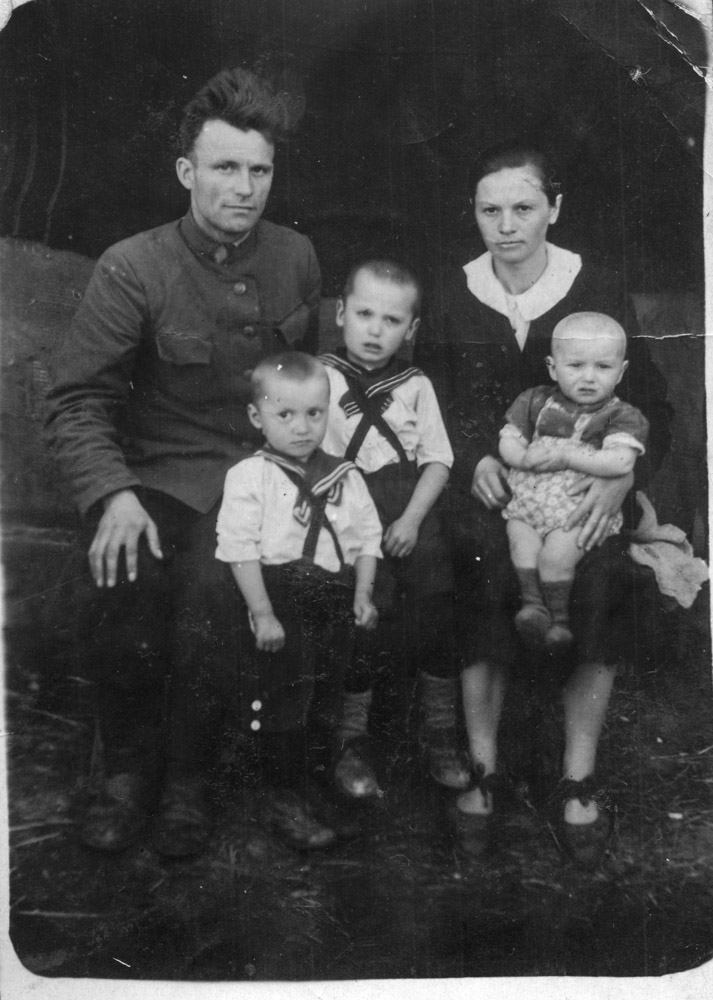 Семья Латушковых, сыновья Павел 1942 г. р., Александр 1944 г. р. и Владимир 1946 г. р.