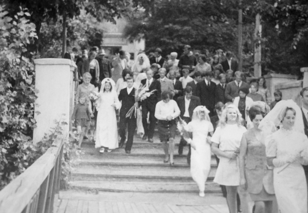 1972 г. лестница к старому зданию Дома культуры, после торжественной регистрации брака; фото из архива Людмилы Новик