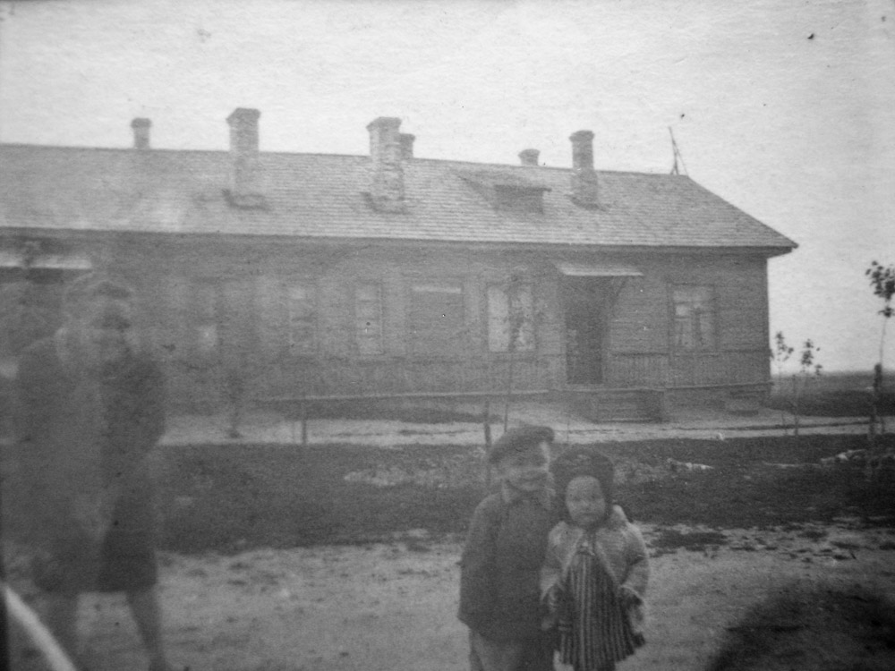 1952 г., 11 в/гор возле барака; фото из архива Людмилы Новик