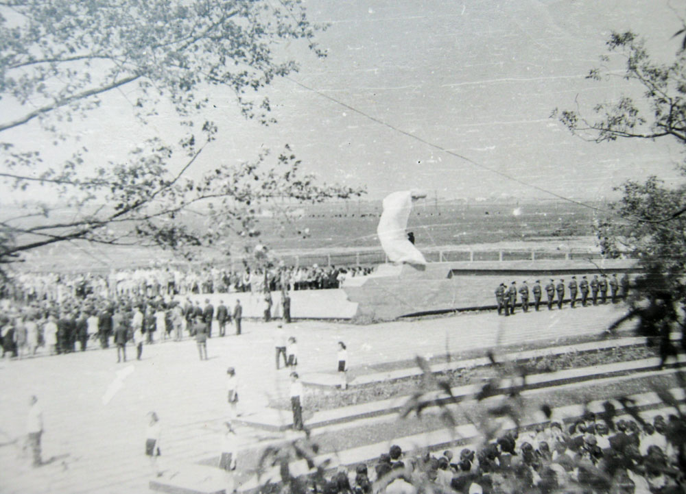 Открытие мемориала на городском кладбище; фото из архива Людмилы Новик