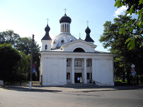 Пинский Варваринский монастырь. Вход напоминает слуцкий кинотеатр «Беларусь»