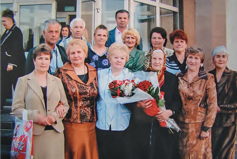 Встреча бывших учеников с классным руководителем Надеждой Акимовной Листопад на 140-летнем юбилее школы. 2008 г.