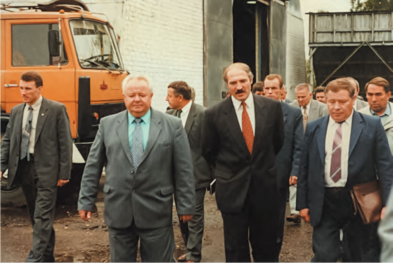 Президент Республики Беларусь Александр Григорьевич Лукашенко во время посещения колхоза «Ленинский путь». 1996 г.