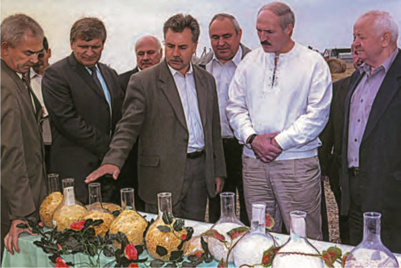 Президент Республики Беларусь Александр Григорьевич Лукашенко знакомится с продукцией мукомольного цеха. 2005 г.