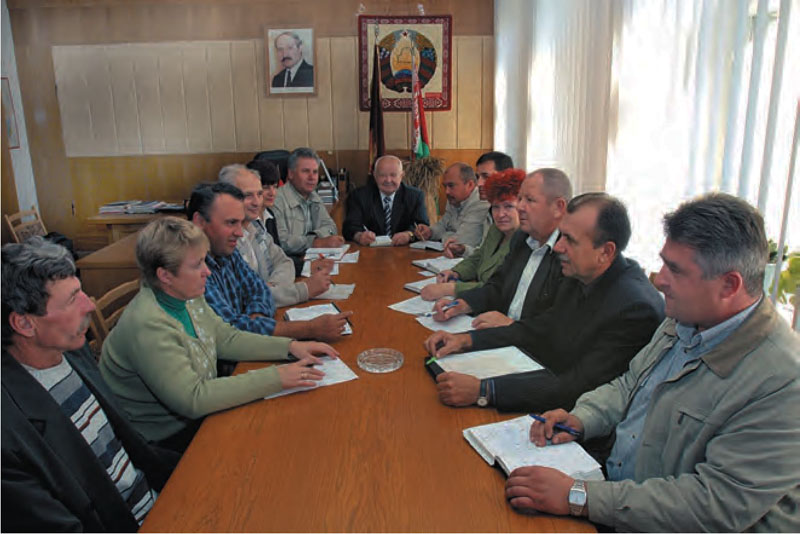 Президент Республики Беларусь Александр Григорьевич Лукашенко знакомится с продукцией мукомольного цеха. 2005 г.