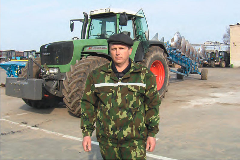 Тракторист-механизатор Михаил Евгеньевич Жогло возле нового агрегата «Трактор-Фент». 2006 г.