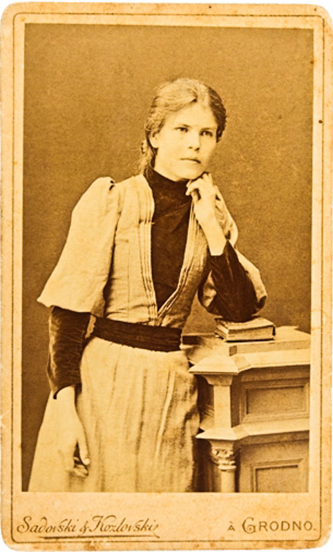 Мать, Мария Афанасьевна (1869−1896), учительница по образованию, училась в Земской учительской школе в Петербурге (newsland.com)