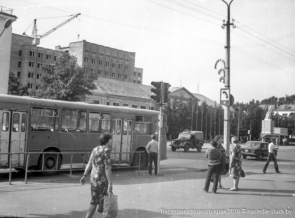 Центральная площадь Слуцка, строительство Дома советов, 1984 г. Фото из архива семьи Куник