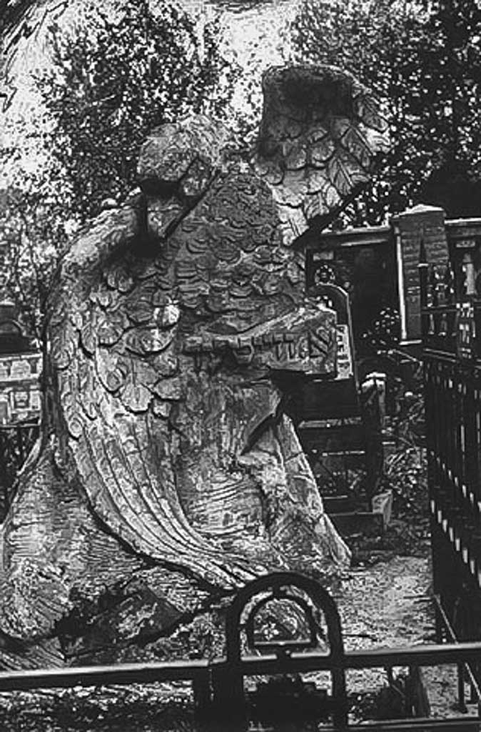 Памятник на могиле сапожника Гирша Лекерта, Вильно, Литва, 1928 г. Памятник был установлен скульптором М. Лейбовичем в 1928 году с помощью фондов Бунда (фотоархив Бет Хейтфуцот, коллекция Зусии Эфрон, Израиль)