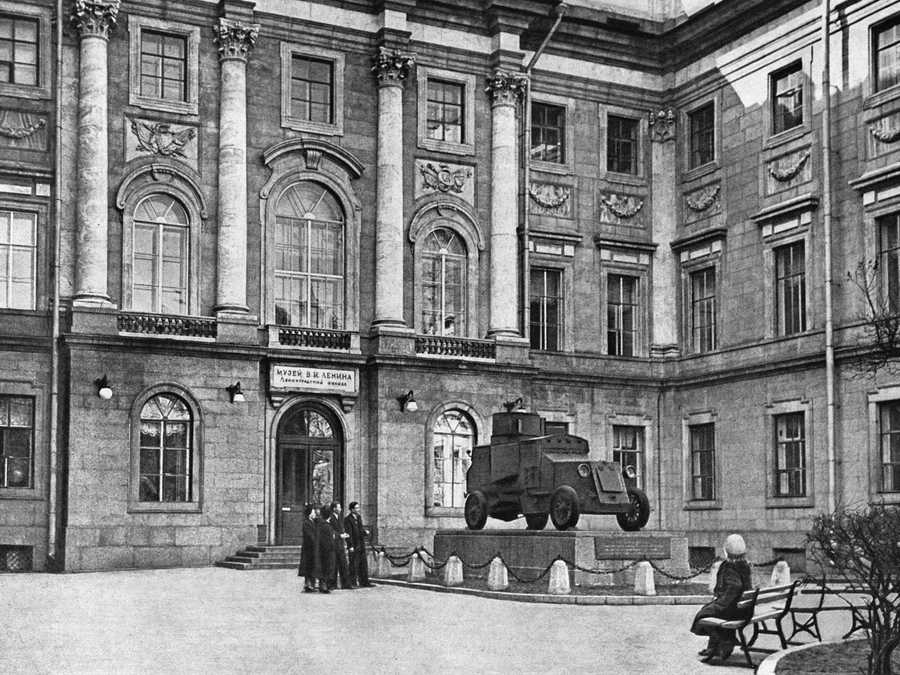 Броневик В.И. Ленина «Враг капитала» у входа в музей