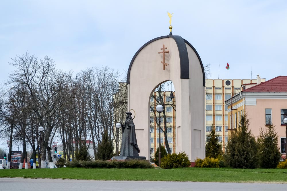 На пересечении с ул. М. Богдановича здесь в 2000 году установлен памятник святой праведной Софии, княгине Слуцкой