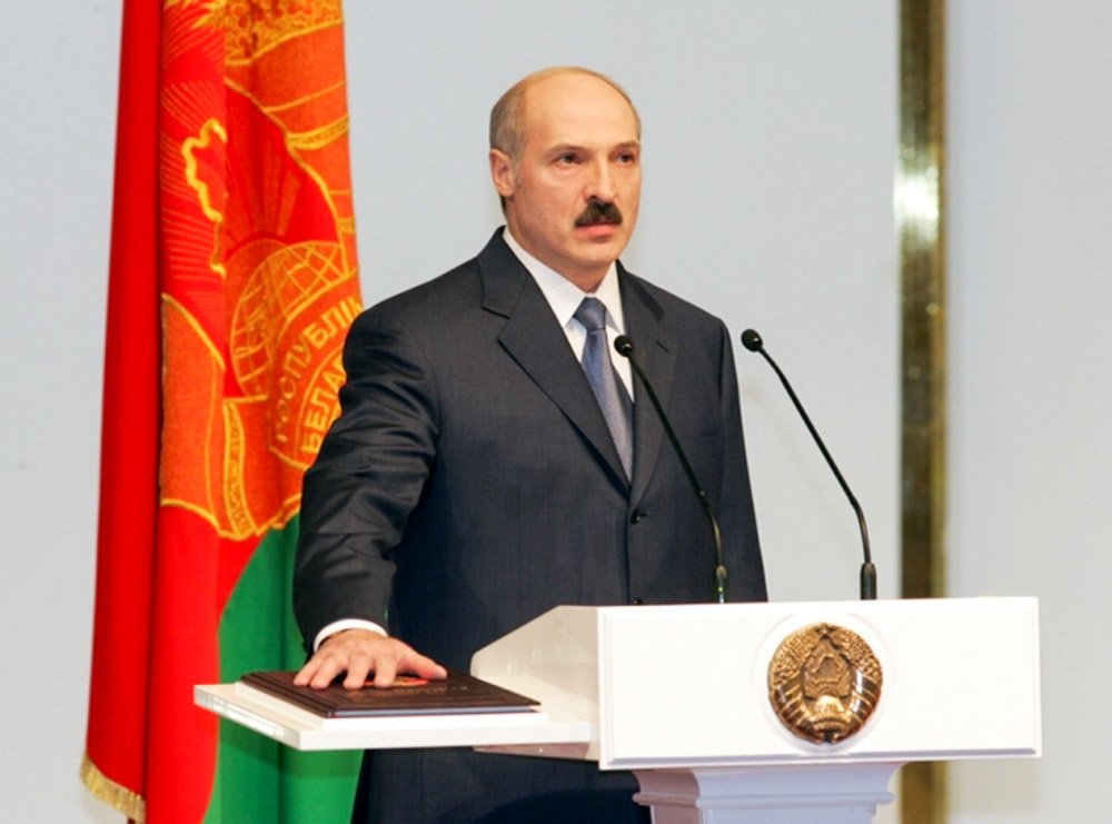 А.Г.Лукашенко принимает присягу на фоне штандарта Президента РБ