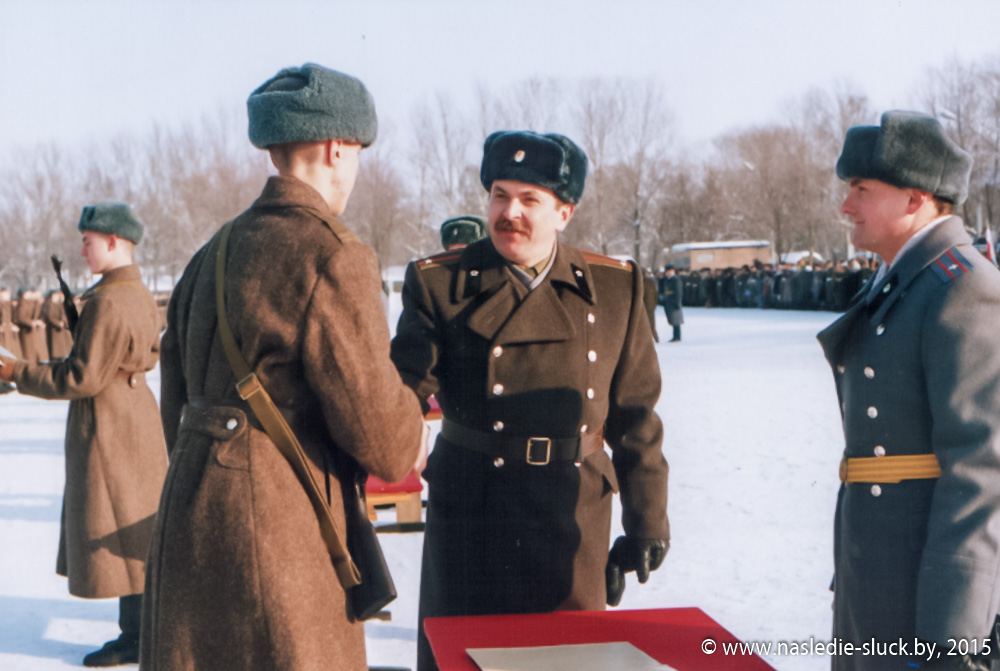 Командир части П.П.Литаш поздравляет солдата с принятием Присяги